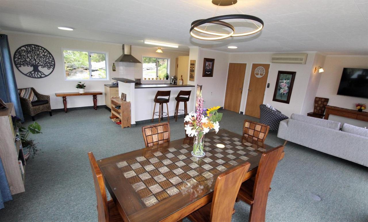 Labyrinth Gardens Guest House Takaka Exterior foto