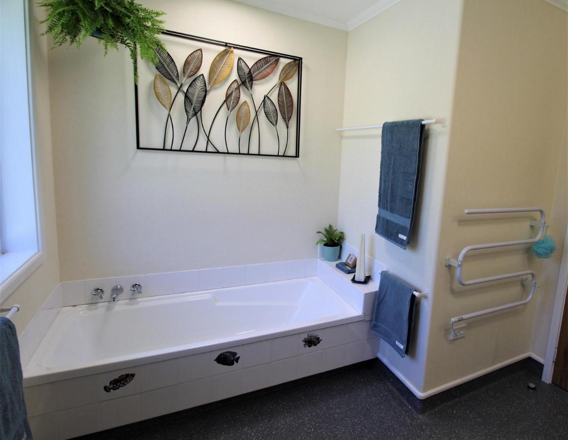 Labyrinth Gardens Guest House Takaka Exterior foto